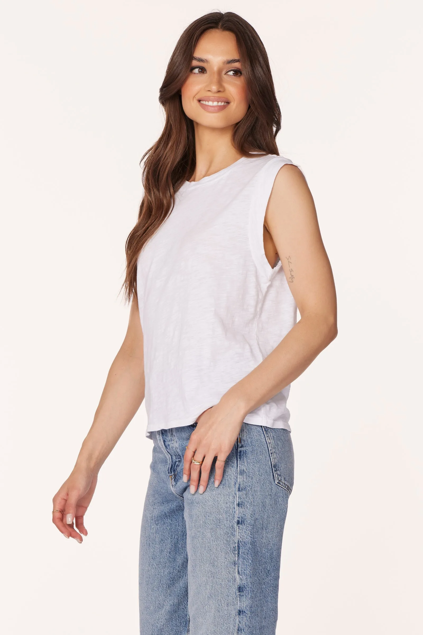 SLEEVELESS CREWNECK TOP