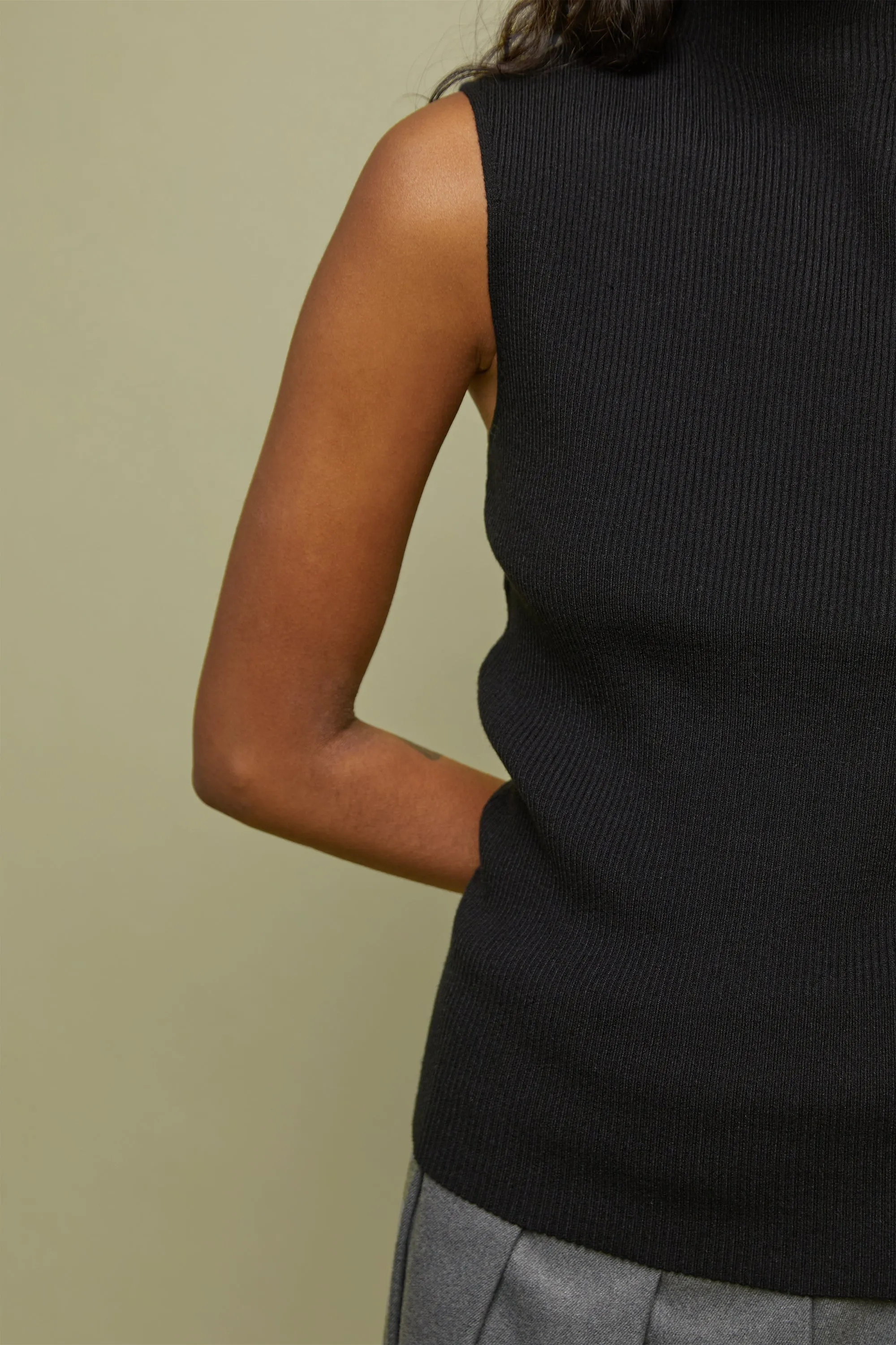 SLEEVELESS MOCKNECK SWEATER