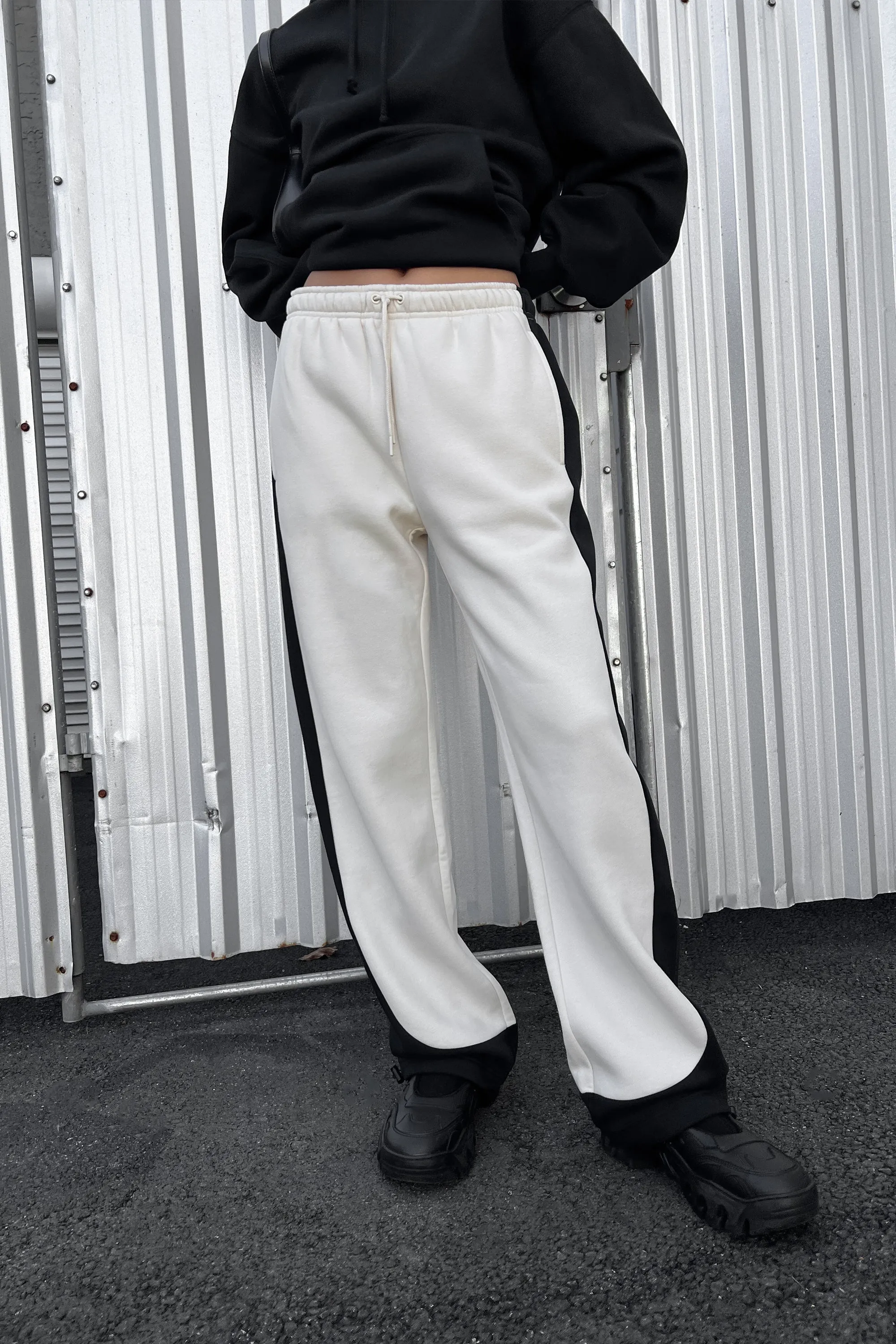 SWEATPANT WITH SEAM DETAIL